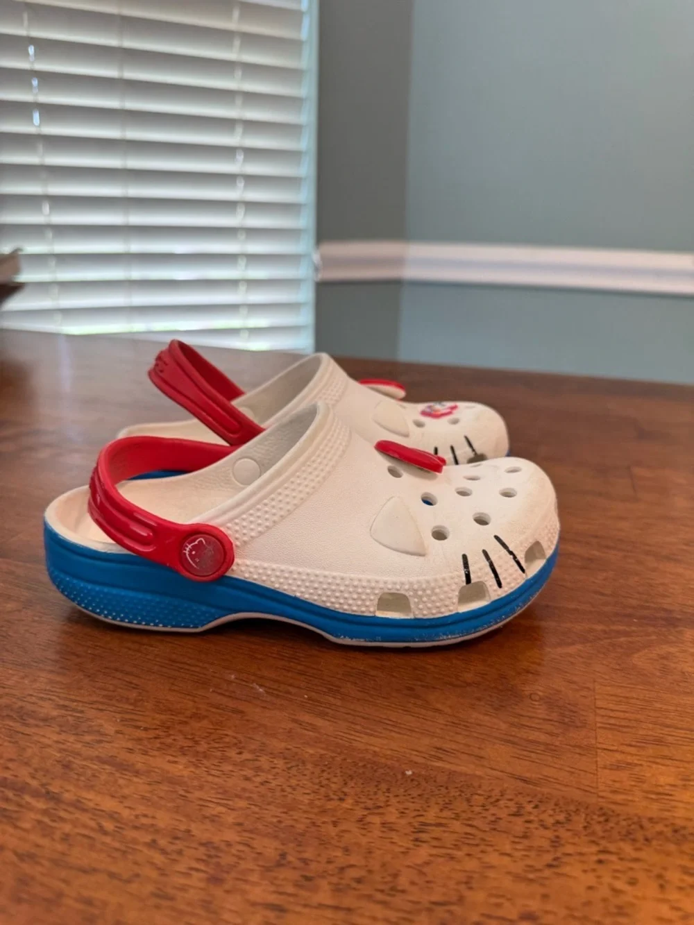 Crocs Hello Kitty 50th Anniversary I Am Classic Clogs Kids white red blue 13